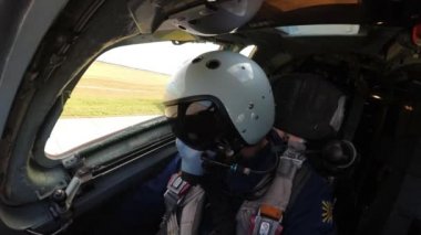 Miğferli ve maskeli pilot