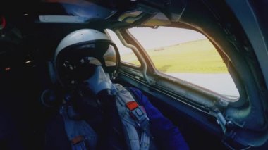 Miğferli ve maskeli bir pilot.