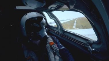 Maskeli ve kasklı pilot