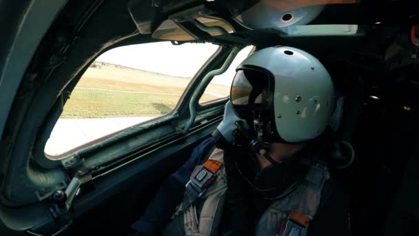 Pilot mit Helm und Maske im Flugzeug — Stockvideo