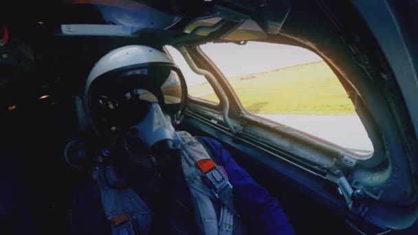 Pilot v helmě a masky taxi — Stock video