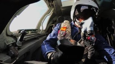 Pilot ekipmanları kontrol ediyor.