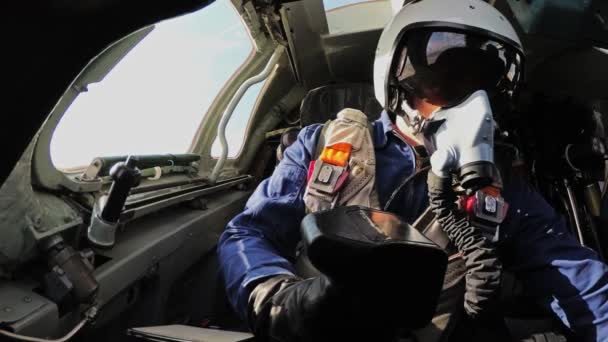 A pilóta ellenőrzi a berendezést — Stock videók