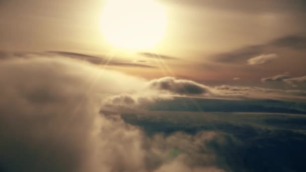 Ο ήλιος εμφανίζεται πίσω από τα σύννεφα — Αρχείο Βίντεο