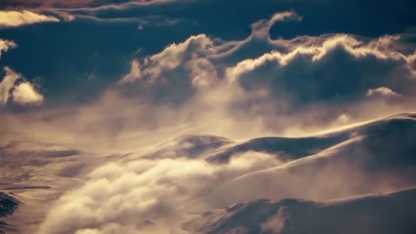 Le nuvole galleggiano sulle montagne — Video Stock