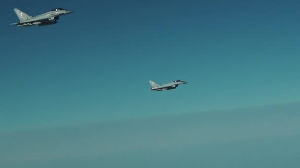 Twee Eurofighter-vliegtuigen in vlucht — Stockvideo