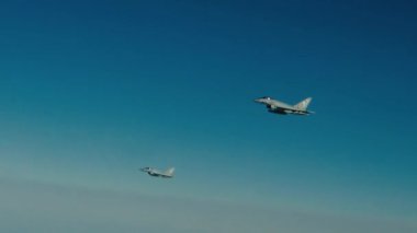 İki Eurofighter uçağı yan yana uçar