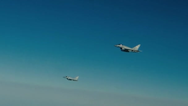 Twee Eurofighter vliegtuigen vliegen zij aan zij — Stockvideo