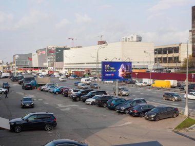 Rusya, Moskova, Ekim 2017. Şehir manzara. Araba trafik. Alışveriş merkezleri. Otomobil Park.