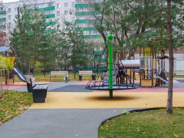 Çocuk parkta kasabada sonbaharda oyun..