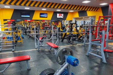 Ekipman ve fitness ekipmanları fitness merkezinde boş modern spor salonunda. Rusya, Moskova 2017.