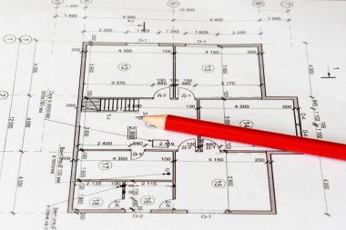 Evin mimari planı beyaz bir kağıda yazdırılır. Üstünde kırmızı bir kalem. Haziran 2018, Rusya, Moskova