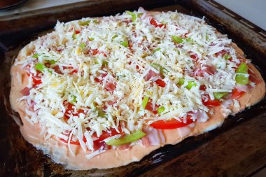 Biber, domates, sosis ve peynir eski bir metal tepsi üzerinde değil fırında İtalyan pizza. Ev yemekleri.