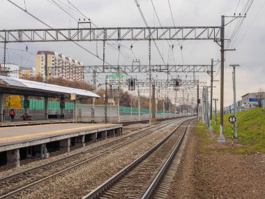 Tren istasyonu ve raylar trenleri için. Rusya, Moskova, Ekim 2017.