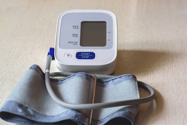 木製のテーブルに白い電子眼圧計のクローズ アップ 血圧の測定 健康の概念 — ストック写真