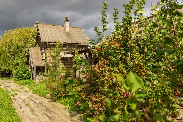 Starý Dřevěný Dům Cestu Němu Létě Oblačné Počasí — Stock fotografie