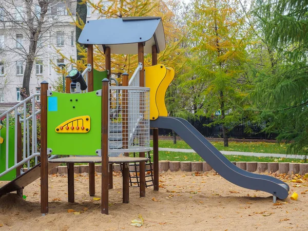 Çocuk parkta kasabada sonbaharda oyun..