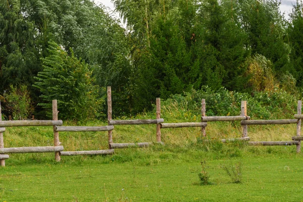 Liggande Bild Gård Betesmark Omges Rustika Trä Fäktning — Stockfoto