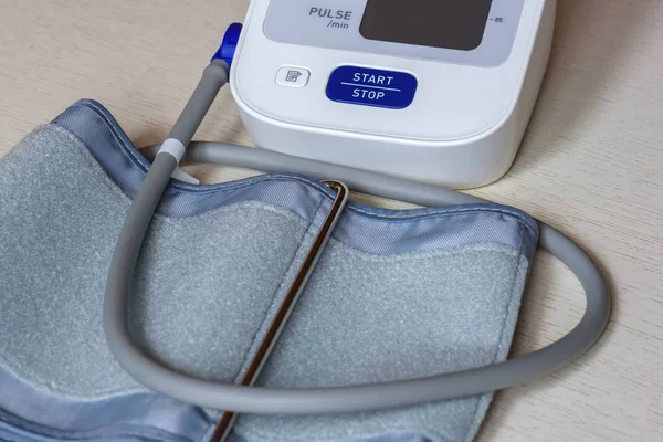 Weißes Elektronisches Tonometer Großaufnahme Auf Einem Holztisch Blutdruckmessung Gesundes Konzept — Stockfoto