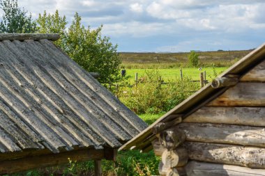Hrananiya ürünleri için eski bir ahşap Kırsal İnşaat