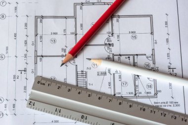 Evin mimari planı beyaz bir kağıda yazdırılır. Kırmızı ve beyaz kalemin üstünde o. Haziran 2018, Rusya, Moskova