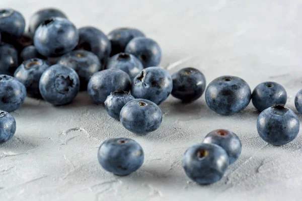 Blueberry Tle Szarego Cementu Zbliżenie Dojrzałe Soczyste Świeżych Jagód Garść — Zdjęcie stockowe