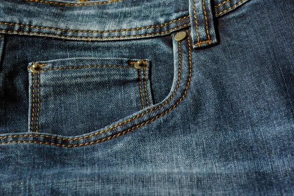 Nahaufnahme Einer Blauen Jeans Mit Orangefarbenen Nähten Tasche Mit Nieten — Stockfoto