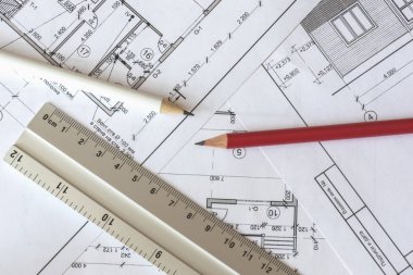 Evin mimari planı beyaz bir kağıda yazdırılır. Kırmızı ve beyaz kalemin üstünde o. Haziran 2018, Rusya, Moskova