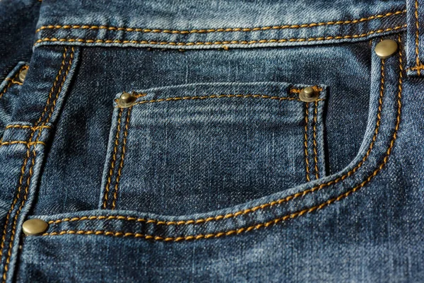 Nahaufnahme Einer Blauen Jeans Mit Orangefarbenen Nähten Tasche Mit Nieten — Stockfoto