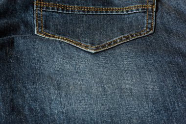 Mavi jeans turuncu dikiş ile bir parça Close-up. Cep yakın çekim.