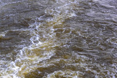 Nehir su yolda geminin hareketinden kaynar