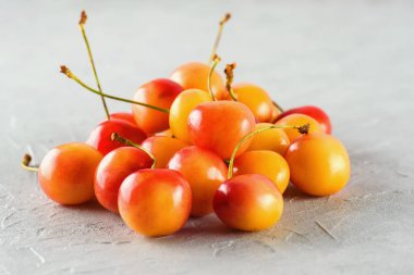 Olgun sarı-kırmızı kiraz meyveleri makro yakın çekim. Sulu çilek, diyet, sağlıklı yaşam tarzı.