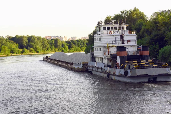 ロシア モスクワ 2018年 モスクワの川のチャネルに沿って浮遊瓦礫を積んで船 — ストック写真