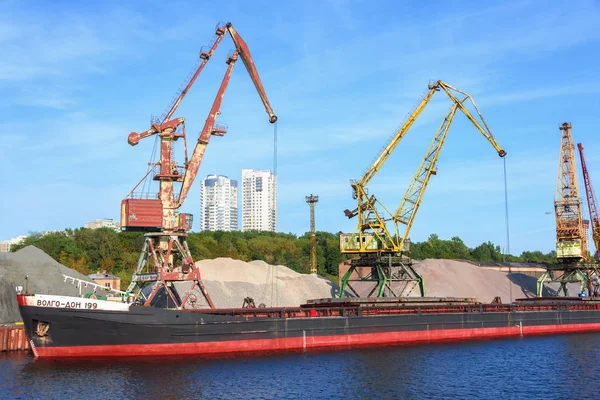 Rusya, Moskova Ağustos 2018: mavna ezilmiş taş bağlantı noktası vinçler Port ile boşaltma.