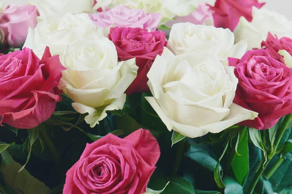 Большой Букет Красных Розовых Белых Роз Крупным Планом Фон Роз — стоковое фото