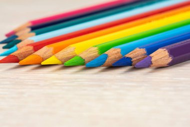 Renkli kalemler seti. Gökkuşağı renkleri. Işık arka planda farklı renkler çizmek için renkli kalemler.