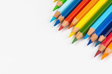 Renkli kalemler seti. Gökkuşağının renkleri. Beyaz arka planda farklı renkler çizmek için renkli kalemler.