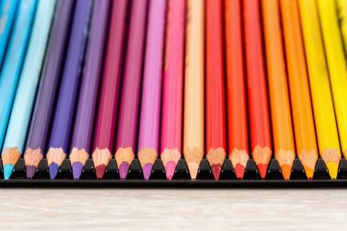 Renkli kalemler seti. Işık arka planda farklı renkler çizmek için renkli kalemler.