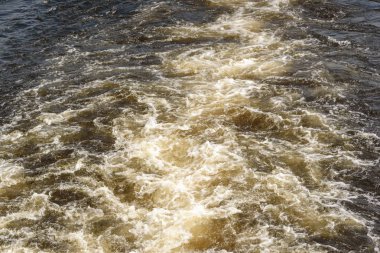 Nehir su yolda geminin hareketinden kaynar