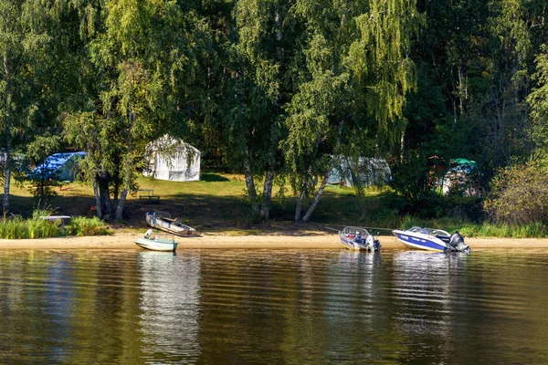 Nehir Kıyısında Yürüyüş Kampı Nehir Kıyısındaki Ormanda Turizm Açık Hava — Stok fotoğraf