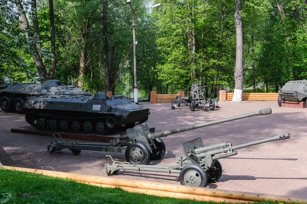 Blootstelling Van Militair Materieel Het Park Zomer Monument Voor Militaire — Stockfoto