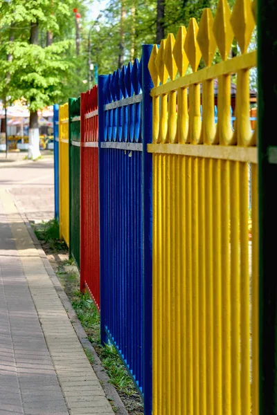 Разноцветный Металлический Забор Парке Вокруг Детских Аттракционов — стоковое фото