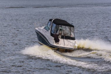 Rusya, Moskova Ağustos 2018. Moskova 'nın nehir kanalında küçük yüksek hızlı tekne yelkenleri