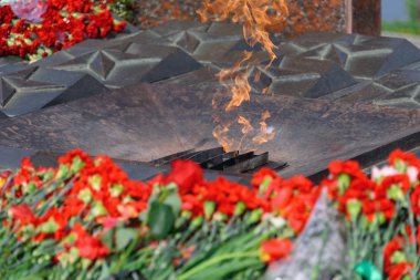 Dünya Savaşı'nın düşmüş Rus askerlerinin anısına ebedi alev ve çiçekler