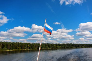 Rus bayrağı gökyüzüne karşı bayrak direğine uçuyor. Özgürlük bağımsızlık ve vatanseverlik.