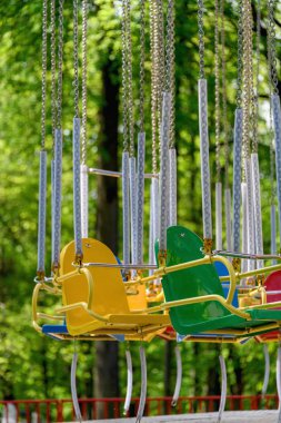 Yakın çekim dönen koltuklar. Parkta yaz aylarında çocuklar için Attraction.