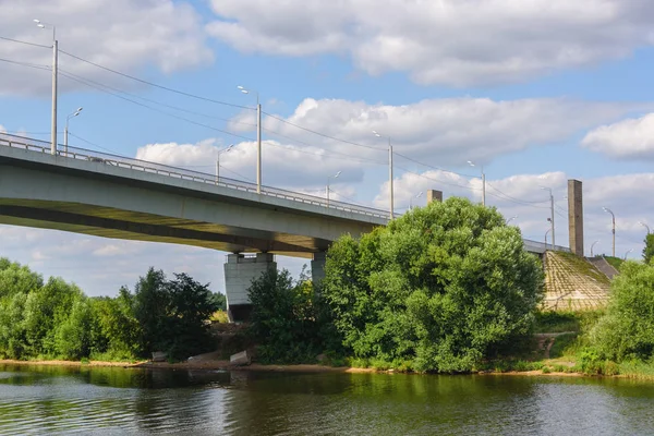 Pont Routier Béton Sur Rivière Été Vue Eau — Photo