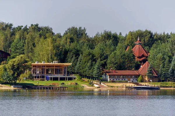 Невеликий Готель Березі Річки Межами Міста Літо Відпочинок Росія Московська — стокове фото