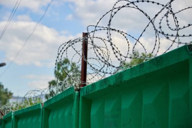 Dikenli telli beton çit. Eskrim, koruma ve bölgeye erişim kontrolü.