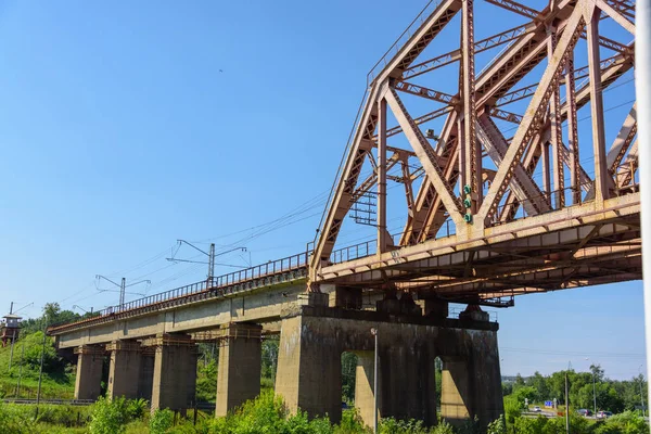 Train Voyageurs Déplace Long Pont Ferroviaire Sur Rivière — Photo